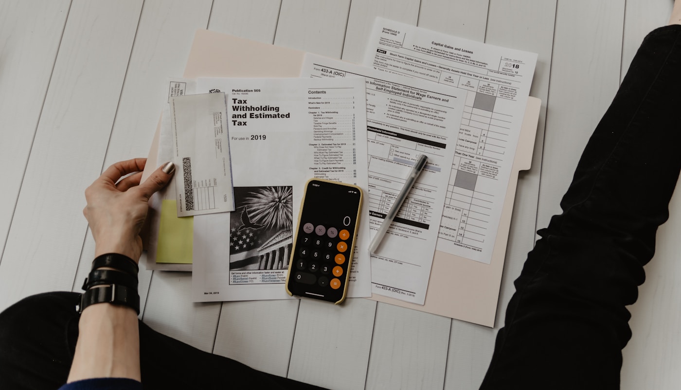 Documentos de planificación empresarial sobre escritorio