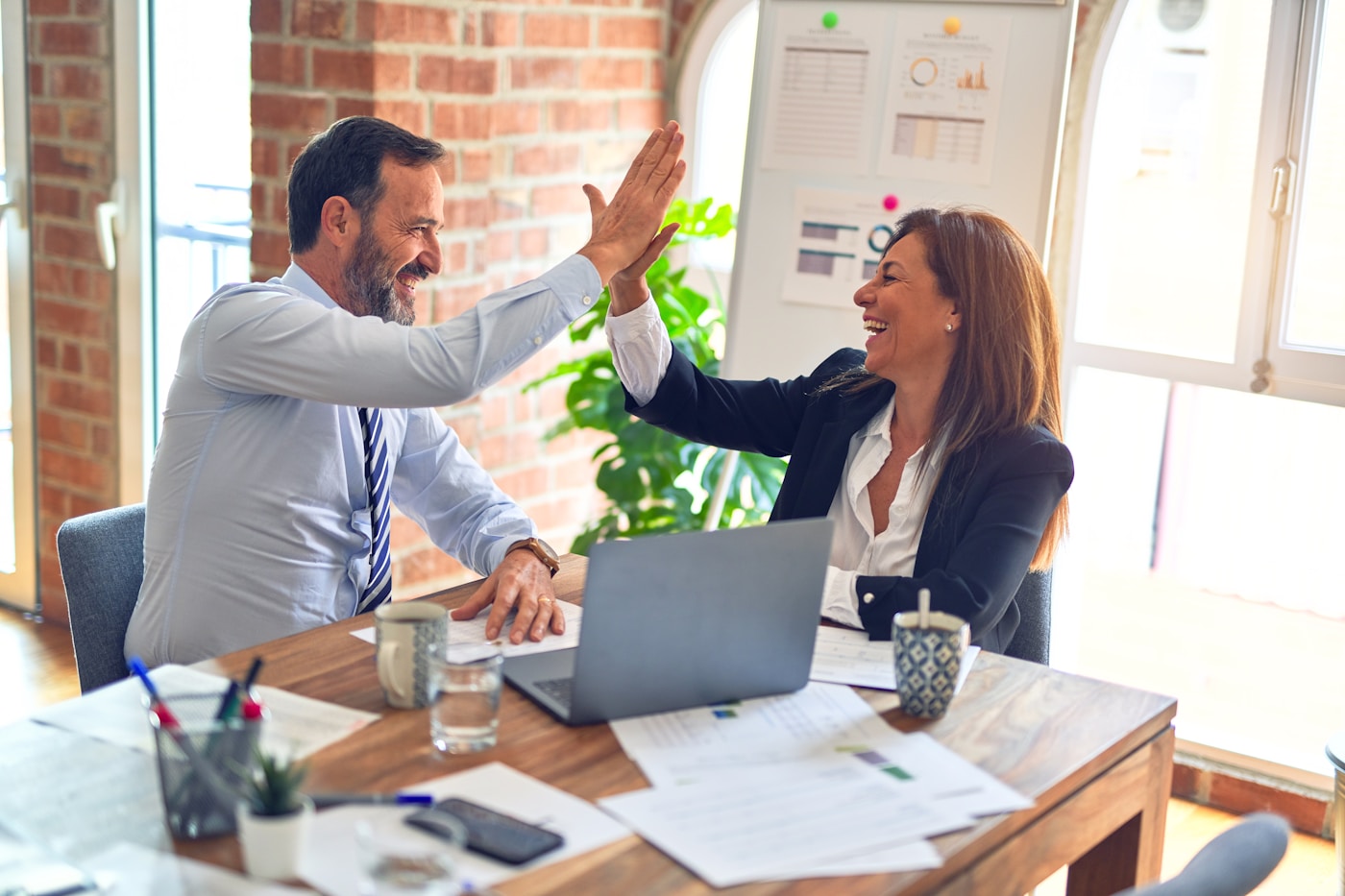 Equipo de consultores colaborando en proyectos de clientes